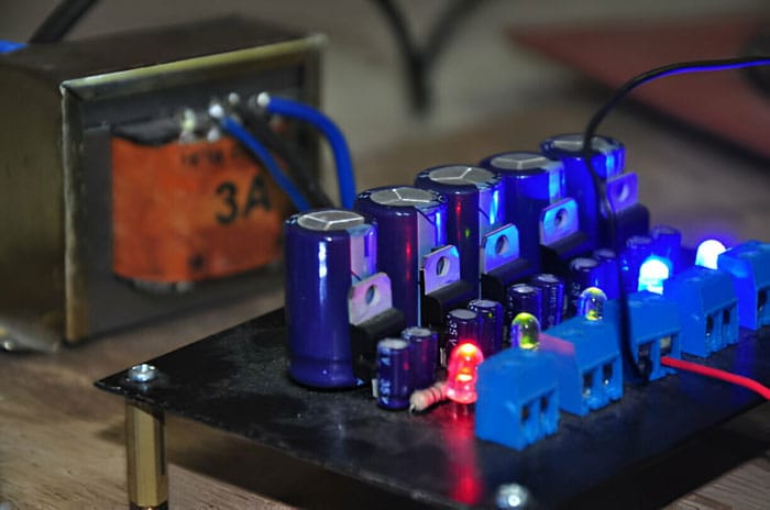 نمونه ای از منبع تغذیه ترانس بیس